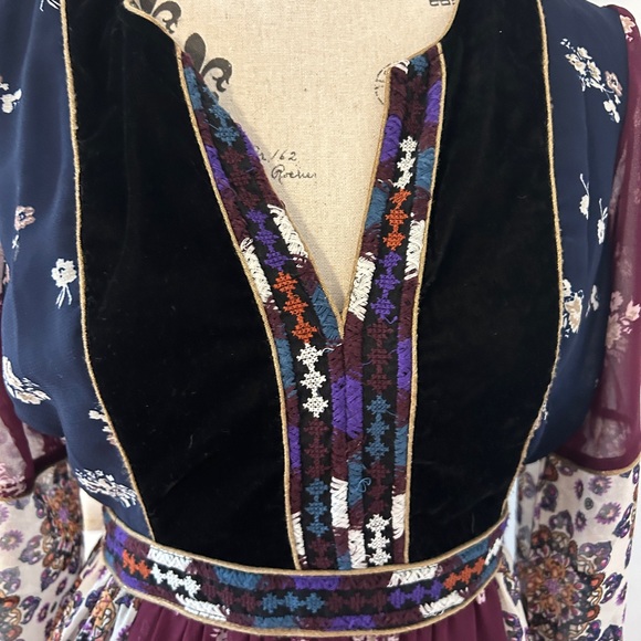 Beautiful dress like new - Picture 7 of 12